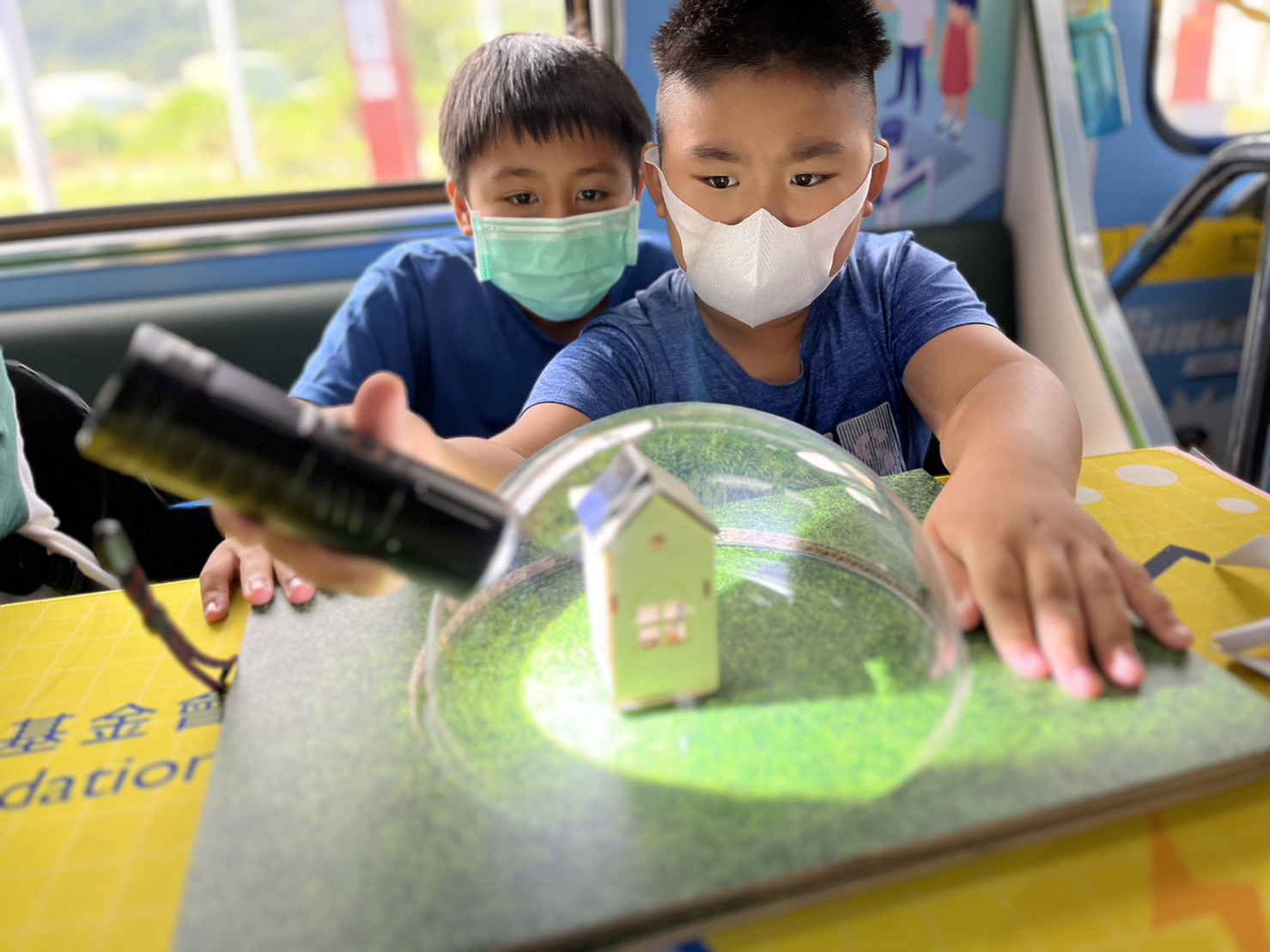 尊龙时凯參與基礎科學主題車廂，以STEAM教學精神，設計「逐日科學家」、「太陽能工程師」以及「淨零建築師」三大能源科普課程和實驗